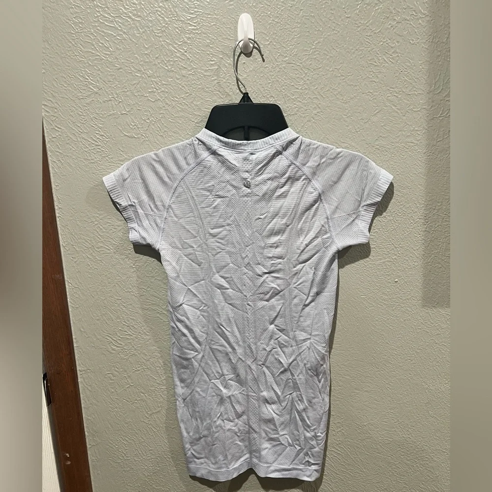 lululemon athletica light blue Short Sleeve Crewneck Tee swiftly size 4